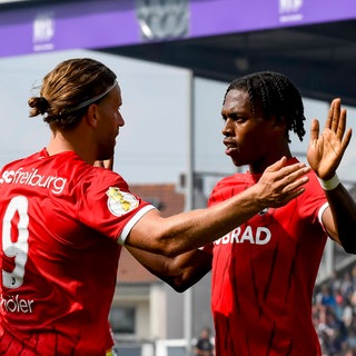 Die Angreifer Lucas Höler und Junior Adamu vom SC Freiburg