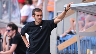 Nach einer erfolgreichen Premieren-Saison hat der SC Freiburg den Vertrag mit Trainer Julian Schuster verlängert. 