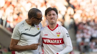 Angelo Stiller (re.) wird dem VfB Stuttgart in Leipzig fehlen