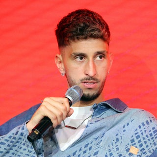 Atakan Karazor beim Talk-Format Bundesliga