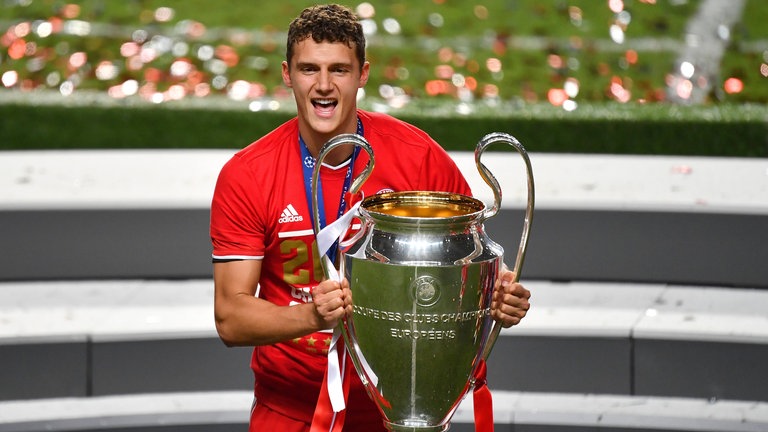 Benjamin Pavard mit der Champions League-Trophäe