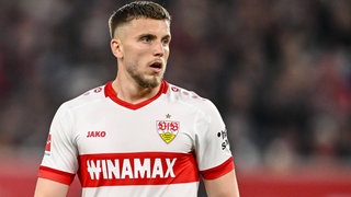 Ermedin Demirovic (Stürmer VfB Stuttgart) sprintet einem Ball hinterher
