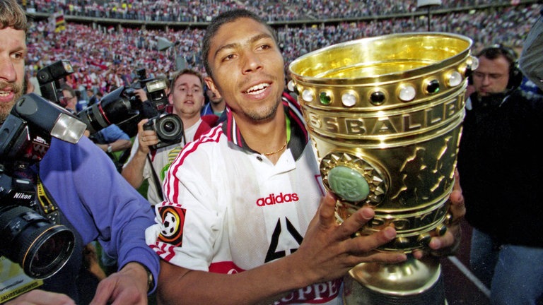 Giovane Elber mit dem DFB-Pokal in der Hand