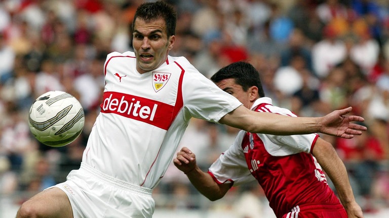 Markus Babbel verteidigt den Ball gegen Roy Maakay