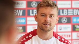 Maxi Mittelstädt beim Pressegespräch im Trainingslager des VfB Stuttgart.