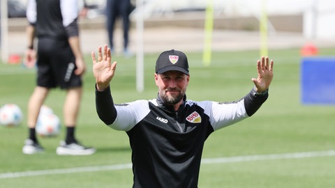 VfB-Trainer Sebastian Hoeneß ist sichtlich gut gelaunt beim Stuttgarter Trainingsauftakt.