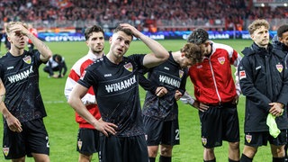 Die Spieler des VfB Stuttgart bedanken sich nach dem Union-Spiel bei den mitgereisten Fans