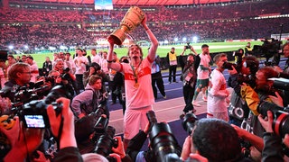 Nick Woltemade bejubelt den Pokalsieg mit dem VfB Stuttgart