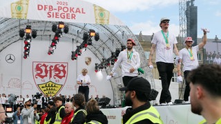 Der VfB Stuttgart wird nach dem Pokalsieg auf dem Schlossplatz gefeiert