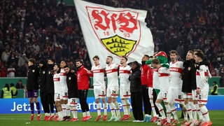 Mannschaft des VfB Stuttgarts jubelt vor den Fans