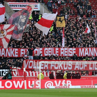 VfB Fans halten ein Spruchband hoch