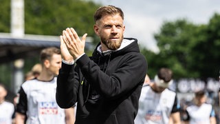 Johannes Reichert klatscht in die Hände