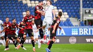 Fatih Kaya (SV Wehen Wiesbaden) im Zweikampf mit Jan Boller (SSV Ulm).