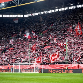 Die Westkurve im Fritz-Walter-Stadio des 1. FC Kaiserslautern