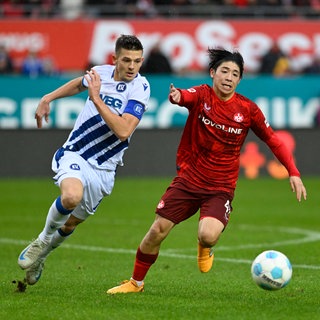 FCK-Angreifer Daisuke Yokota im Laufduell mit Marvin Wanitzek vom KSC.