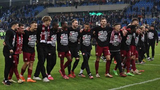 Spieler des 1. FC Kaiserslautern jubeln über den Einzug ins DFB-Pokal-Finale.