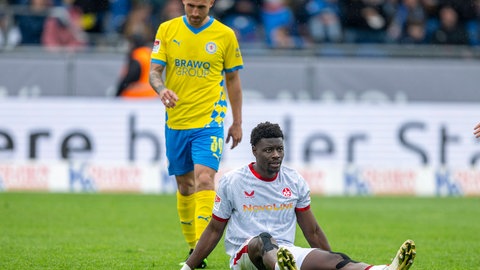 Ein Foto mit Symbolcharakter: FCK Stürmer Ragnar Ache am Boden - daneben der Braunschweiger Robin Krauße