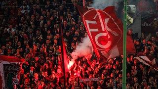 Nach der Saison ist vor der Saison - FCK Fans in der Westkurve