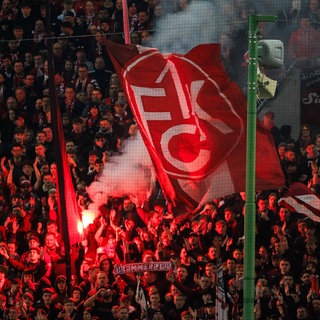 Nach der Saison ist vor der Saison - FCK Fans in der Westkurve