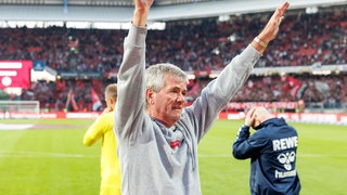 Friedhelm Funkel freut sich über den Kölner Sieg in Nürnberg