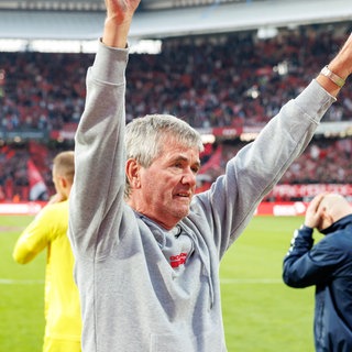 Friedhelm Funkel freut sich über den Kölner Sieg in Nürnberg