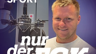 Jean Zimmer sitzt bei der Aufzeichnung des "Nur der FCK" Podcasts vor dem Mikrofon im SWR Studio Kaiserslautern.