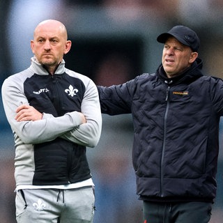 Markus Anfang gestikuliert, während Torsten Lieberknecht die Arme vor der Brust verschränkt