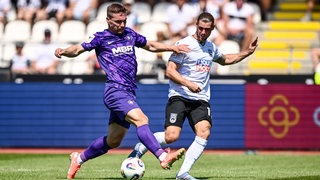 Anthony Barylla vom FC Erzgebirge Aue und Dennis Chessa (re.) vom SSV Ulm 1846 Fußball im Zweikampf 