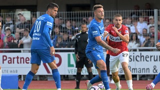Jonas Braendle (TSG Balingen, 27) im Zweikampf mit Joao Cancelo (Al-Hilal, 20) und Sergej Milinkovic-Savic.
