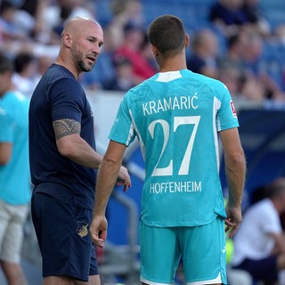 TSG-Trainer Christian Ilzer am Spielfeldrand mit Andrej Kramraic 