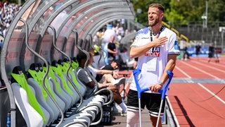 Johannes Reichert auf Krücken im Ulmer Donaustadion.