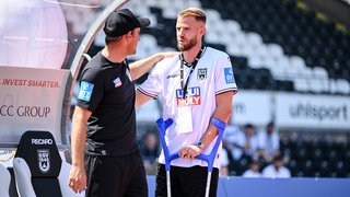 Ulms Trainer Robert Lechleiter und Jo Reichert um Donaustadion.