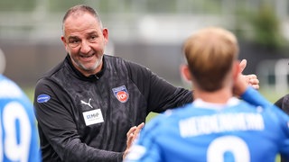 Trainer Frank Schmidt im Gespräch mit Spielern des 1. FC Heidenheim