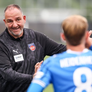Trainer Frank Schmidt im Gespräch mit Spielern des 1. FC Heidenheim