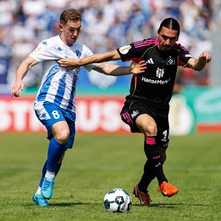 Rayan Philippe (Hamburger SV) im Zweikampf mit Luca Eichhorn (FK 03 Pirmasens)