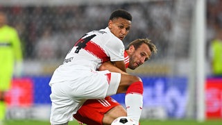 VfB-Verteidiger Luca Jaquez im Duell mit Bayern-Stürmer Harry Kane