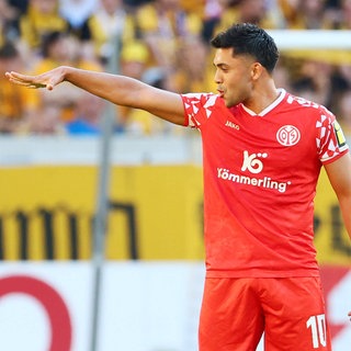 Nadiem Amiri feiert sein Tor für Mainz 05 gegen Dresden