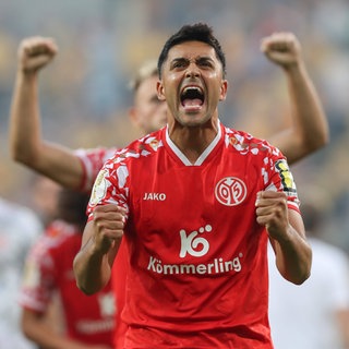 Nadiem Amiri (Mainz 05) jubelt nach dem Sieg in Dresden