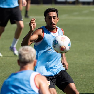 Rückkehrer Tiago Tomás kennt sich auf dem Trainingsgelände des VfB Stuttgart bestens aus. Doch im Interview mit SWR Sport sagte er, dass bei der rasanten Entwicklung der Schwaben seit seinem letzten Spiel im VfB-Dress nur noch die Gebäude gleichgelblieben sind.