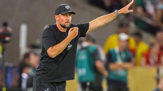 Sebastian Hoeneß (Trainer VfB Stuttgart) an der Seitenlinie beim Supercup