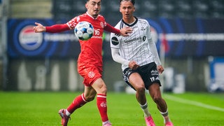 Paul Nebel (Mainz 05) und Rosenborgs Adrian Pereira kämpfen um den Ball.