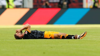 Simon Asta liegt verletzt auf dem Boden