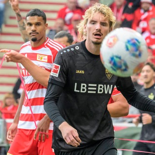 VfB-Stuttgart-Stürmer Nick Woltemade verliert den Ball gegen Union-Verteidiger Danilho Doekhi.