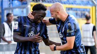 Kennedy Onyedika Okpala und Felix Lohkemper feiern Okpalas Treffer für Waldhof Mannheim gegen Viktoria Köln.