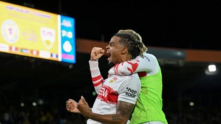 Lorenz Assignon vom VfB Stuttgart bejubelt seinen Siegtreffer im Elfmeterschießen gegen Eintracht Braunschweig