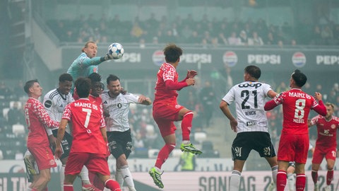 Der FSV Mainz 05 (rote Trikots) muss gegen Rosenborg