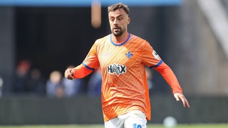 Karlsruher SC hat in der letzten Woche der Transferperiode Philipp Förster unter Vertrag genommen. Der 30 Jahre alte Offensivspieler spielte in der vergangenen Saison bei Liga-Konkurrent Darmstadt 98.