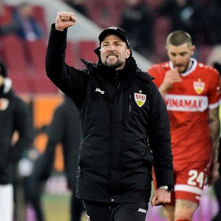 Sebastian Hoeneß, Trainer des VfB Stuttgart, jubelt und ballt die Faust.