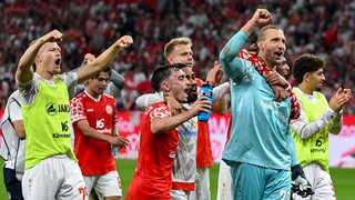 Die Spieler von Mainz 05 feiern den Sieg gegen Rosenborg Trondheim.