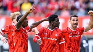 Der FCK bejubelt den späten Sieg gegen Darmstadt 98